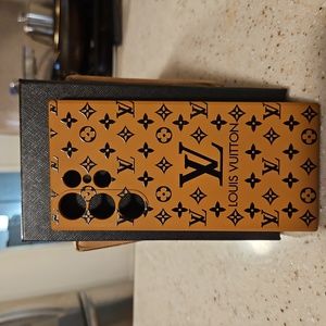 Fashion LV Samsung Galaxy S23 ultra. Black and Gold.